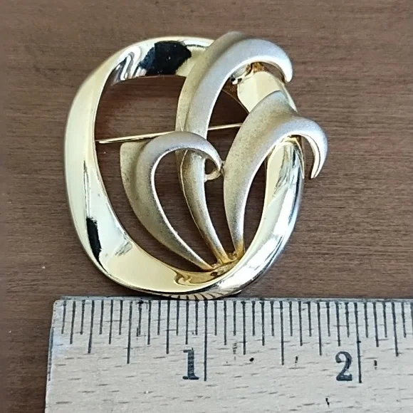 Vintage Brooch Leaves Waves Gold Tone Chunky Valentine's Mother's Day Gift - Picture 4 of 5